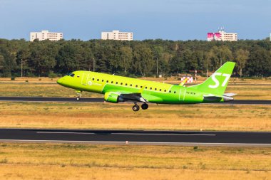 Berlin, Almanya - 7 Eylül, 2018:S7 havayolları, Embraer Erj-170su Berlin Tegel havaalanından alır.
