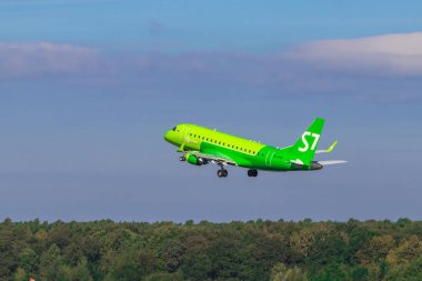 Berlin, Almanya - 7 Eylül, 2018:S7 havayolları, Embraer Erj-170su Berlin Tegel havaalanından alır.