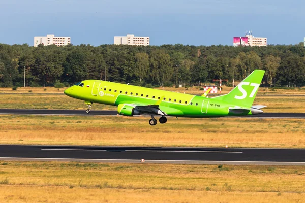 Berlin, Almanya - 7 Eylül, 2018:S7 havayolları, Embraer Erj-170su Berlin Tegel havaalanından alır.