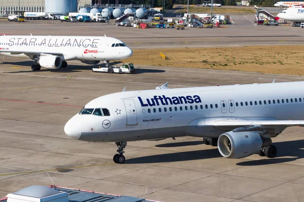 Berlin, Almanya-Eylül 7, 2018: Tegel Berlin airport, Lufthansa ve Star Alliance uçak.
