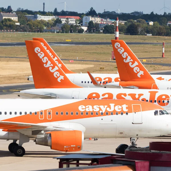 Berlin, Almanya-Eylül 7, 2018: Tegel Havaalanı Berlin, birkaç easyjet uçak. Uçağın kuyruk. EasyJet yazıtlar gemide.