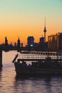 Berlin, Almanya, 7 Ekim 2018: Eski gemi Tv Kulesi ve Oberbaum bridge arka planını Berlin spree Nehri üzerinde.