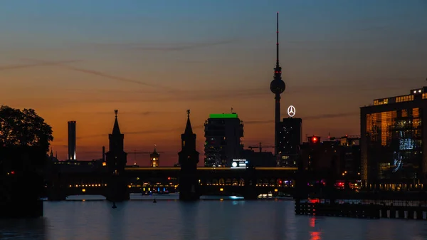 2018年10月7日 奥博鲍姆大桥和电视塔在柏林的狂欢河日落 — 图库照片