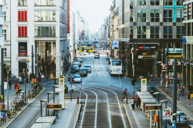Berlin, Almanya, 7 Ekim 2018: Friedrichstrasse Berlin'in merkezinde ünlü bir sokakta olduğunu.