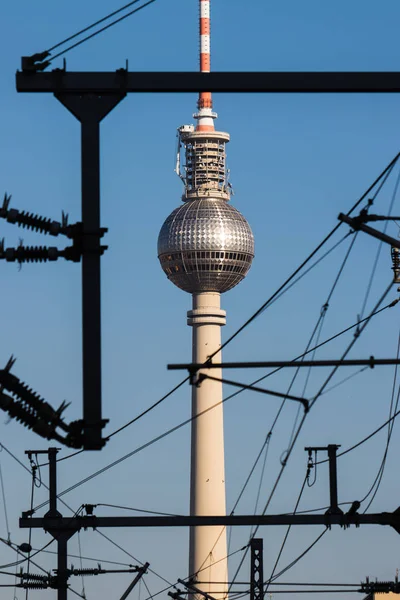 2018年10月7日 柏林电视塔的景色 在前景是铁路车站的各种金属元素 — 图库照片