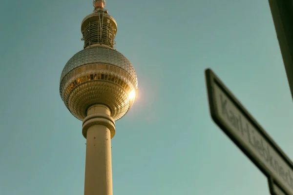 Berlín Německo Října 2018 Televizní Věž Berlíně Napravo Genialita Večerní — Stock fotografie