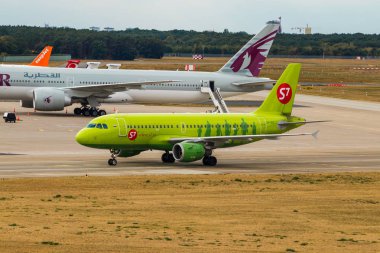 Berlin, Almanya - Eylül 7, 2018:S7 havayolları, Embraer Erj-170su Berlin Tegel Havalimanı'nda.
