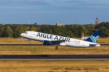 Berlin, Almanya - 7 Eylül 2018: Berlin Tegel Havaalanı'ndan Airbus A320-214 Aigle Azur, çıkartıyor.