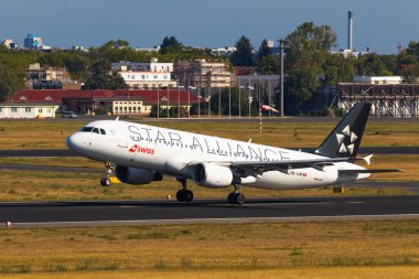 Berlin, Almanya - 7 Eylül 2018: İsviçre (Star Alliance üniforma), Berlin Tegel Havaalanı kapalı Airbus A320-214 alır.