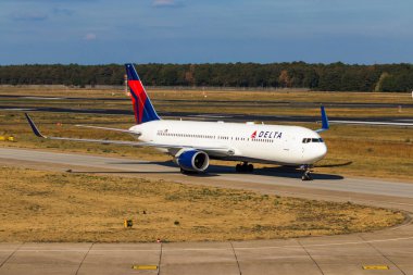 Berlin, Almanya - 7 Eylül 2018: Delta Air Lines, Boeing 767-332(Er) Berlin Tegel Havalimanı'nda.
