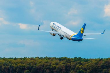 Berlin, Almanya - 7 Eylül 2018: Ukrayna Uluslararası havayolları, Boeing 737-8fz Berlin Tegel havaalanından alır.