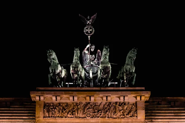 Berlin, Almanya, 8 Kasım 2018: Brandenburg Kapısı gece gökyüzü arka plan üzerinde Quadriga.