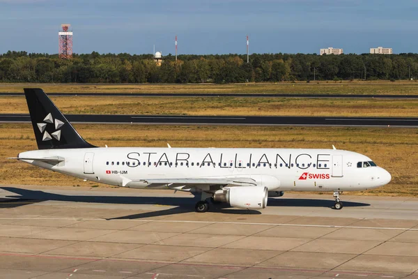 Berlin, Almanya - 7 Eylül 2018: İsviçre (Star Alliance üniforma), Airbus A320-214 Berlin Tegel Havalimanı'nda.