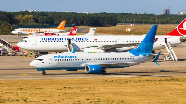 Berlin, Almanya - 7 Eylül 2018: Pobeda, Boeing 737-8al Berlin Tegel Havalimanı'nda.