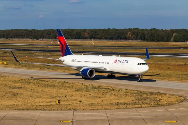Berlin, Almanya - 7 Eylül 2018: Delta Air Lines, Boeing 767-332(Er) Berlin Tegel Havalimanı'nda.