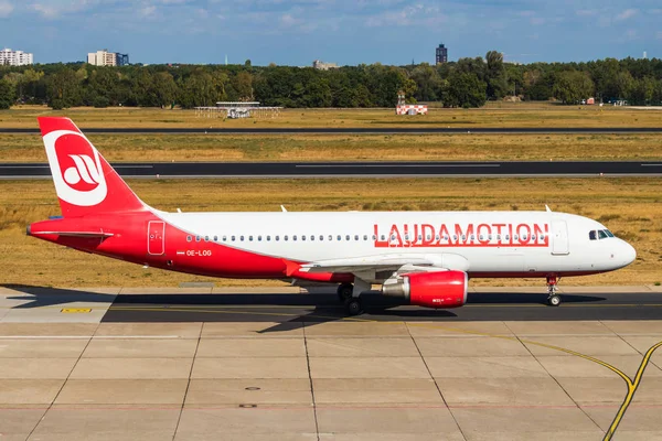 Berlin, Almanya - 7 Eylül 2018: Laudamotion, Airbus A320-214 Berlin Tegel Havalimanı'nda.