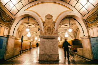 Berlin, Almanya, 8 Kasım 2018: iç Heidelberger Platz metro İstasyonu'na Berlin'de. Bir adam bir bisiklet ile parçaları gider, bir kadın ters yönde gidiyor.