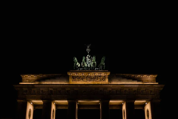 德国柏林 2018年11月8日 夜空背景下勃兰登堡大门的 Quadriga — 图库照片