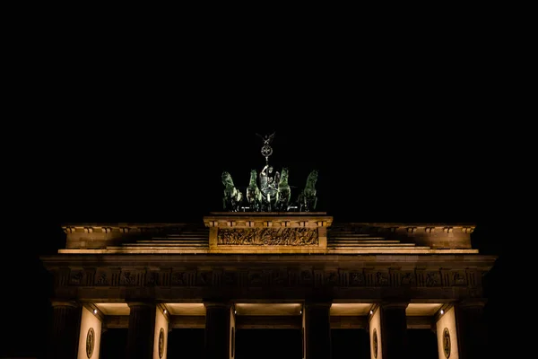 Berlin, Almanya, 8 Kasım 2018: Brandenburg Kapısı gece gökyüzü arka plan üzerinde Quadriga.