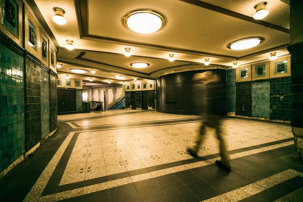 Berlin, Almanya, 8 Kasım 2018: iç Heidelberger Platz metro İstasyonu'na Berlin'de. Ön planda bir adam yürüyen merdiven için kafaları..