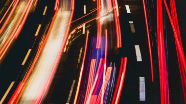 Soyut resim araba farları ve yol işaretleri ışıkların. Üstten görünüm.