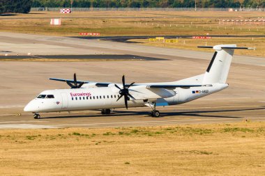 Berlin, Almanya, 8 Eylül 2018: Bombardier Dash 8 Q400 Eurowings Berlin Tegel Havaalanı tarafından.
