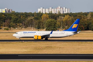 Berlin, Almanya, 8 Eylül 2018: Boeing 737 Max 8 Icelandair Berlin Tegel Havaalanı tarafından.