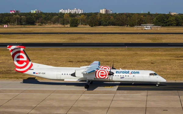Berlin, Almanya, 8 Eylül 2018: Bombardier Dash 8 Q400 Airberlin Berlin Tegel Havaalanı tarafından.