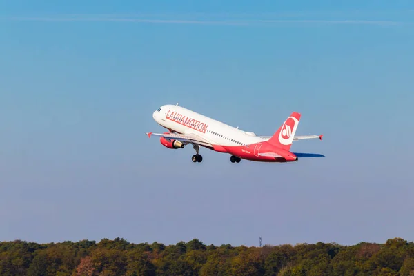 Berlin, Almanya - 7 Eylül 2018: Laudamotion, Airbus A320-214--dan Berlin Tegel Havaalanı'nda kapalı alır.
