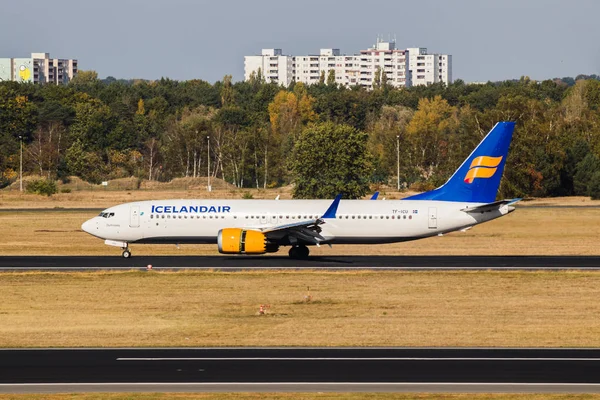 Berlin, Almanya, 8 Eylül 2018: Boeing 737 Max 8 Icelandair Berlin Tegel Havaalanı tarafından.