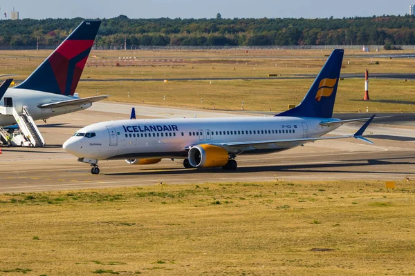 Berlin, Almanya, 8 Eylül 2018: Boeing 737 Max 8 Icelandair Berlin Tegel Havaalanı tarafından.