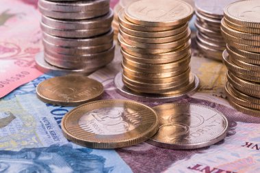 Macar para birimi-Forint, yakın çekim. Farklı mezhepleri arka planda banknotlar.