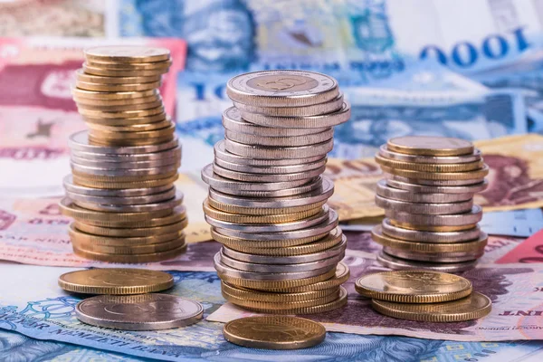 Macar para birimi-Forint, yakın çekim. Farklı mezhepleri arka planda banknotlar.