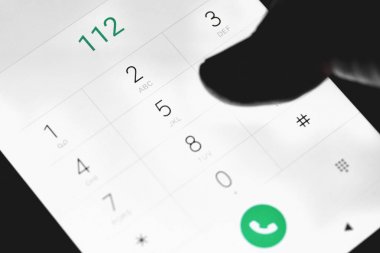 Akıllı telefon ekranında acil durum numarasını tuşlayın.