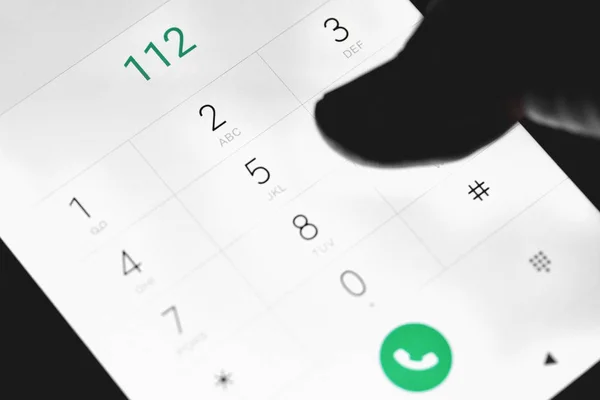 Akıllı telefon ekranında acil durum numarasını tuşlayın.