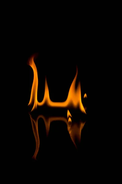 Fiamme con sfondo nero. Da vicino. . — Foto Stock