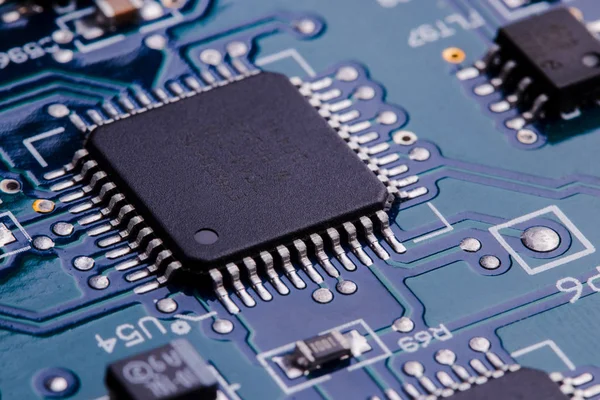 Foco seletivo de chip de placa-mãe de computador e outros detalhes . — Fotografia de Stock