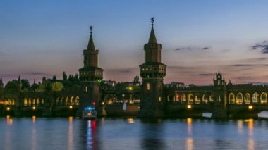 Berlin'deki Oberbaum köprüsüne bakan güzel akşam saati