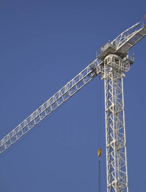 İnşaat iskelesi olan bir inşaat alanı.