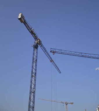 İnşaat iskelesi olan bir inşaat alanı.