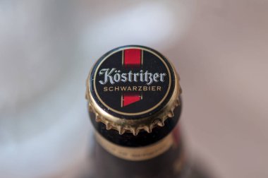 Timisoara, Romanya - 03 Nisan 2018: Bir Kostritzer siyah bira şişe kapağı yakın çekim. Made in Germany