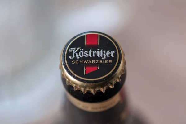 Timisoara, Romanya - 03 Nisan 2018: Bir Kostritzer siyah bira şişe kapağı yakın çekim. Made in Germany