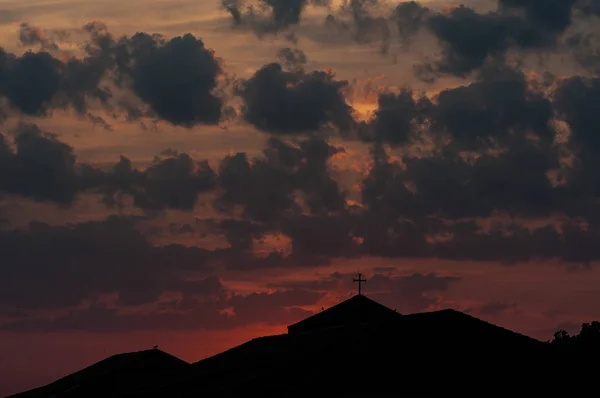 Silhuetten Hustak Solnedgången Röd Orange Himmel — Stockfoto