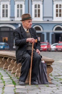 Timisoara, Romanya - 20 Ocak 2014: ihtiyar bir baston kullanarak dinlenme