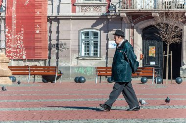 Timisoara, Romanya - 15 Mart 2018: yaşlı adam sokakta yürürken. Gerçek insanlar. Arkadan Görünüş.