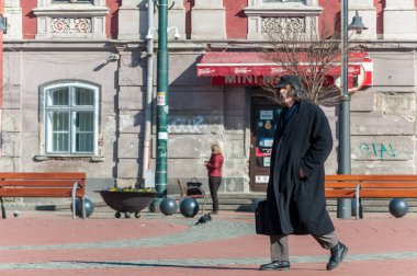 Timisoara, Romanya - 15 Mart 2018: sokakta yürüyen adam. Gerçek insanlar. Arkadan Görünüş.