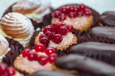 Çörek krema ve meyve ile Close-up. Kırmızı kuş üzümü (kırmızı kiraz).