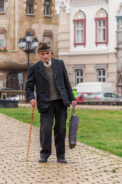 Timisoara Roemenië Januari 2014 Oude Man Met Een Wandelstok — Stockfoto