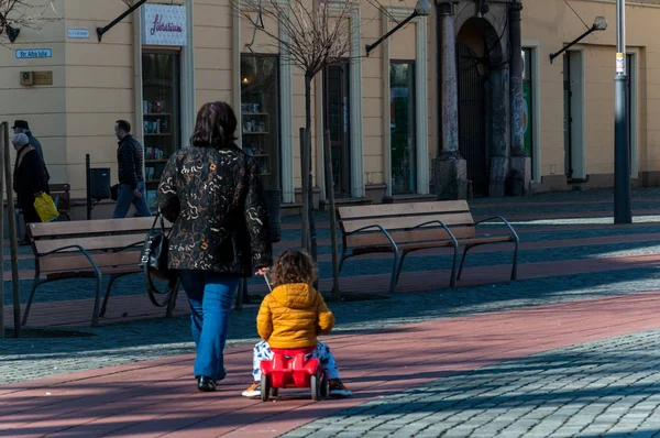 Timisoara Romania Marzo 2018 Abuela Tirando Hijo Con Triciclo Caminando — Foto de Stock