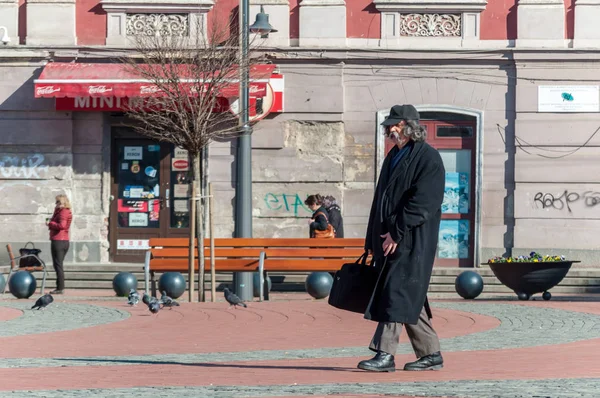 Timisoara Romania Marzo 2018 Hombre Caminando Por Calle Gente Real — Foto de Stock